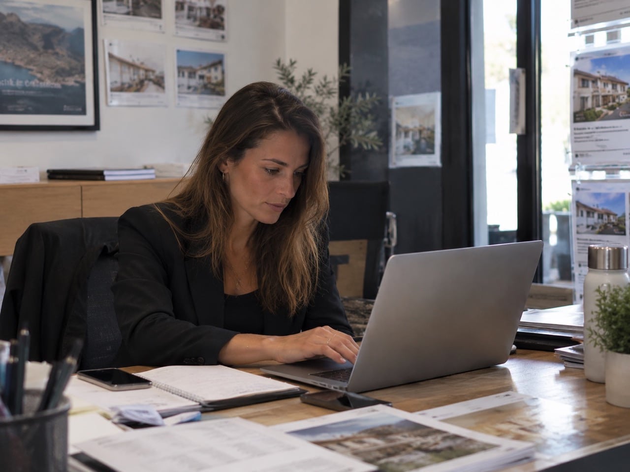 Agente immobilière travaillant sur ordinateur